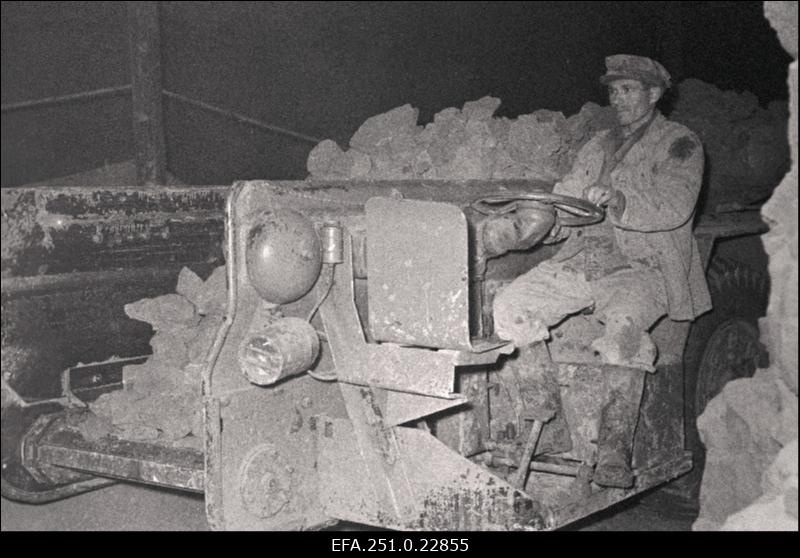 Ahtme kaevanduse masinist Ivan Malõšev töötamas.