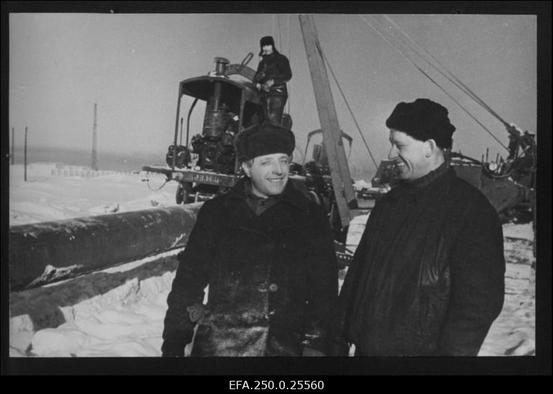 Autogudronaatorijuht M. Kotov (vasakul) ja buldooserijuht L. Taimla Kohtla-Järve- Tallinn gaasijuhtme ehitusel.