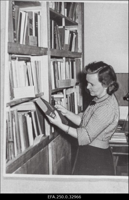 Kohtla-Järve Põlevkivitöötlemise Kombinaadi tehnilise raamatukogu juhataja Tšernobokova uut kirjandust riiulitele paigutamas.