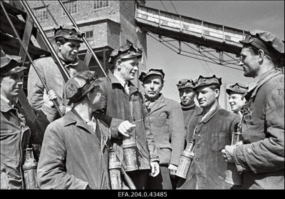 Kaevanduse Käva - 2 kommunistliku töö brigaadi brigadir Aleksander Tamberg (4. vasakult) vestlemas oma brigaadi liikmetega.  similar photo