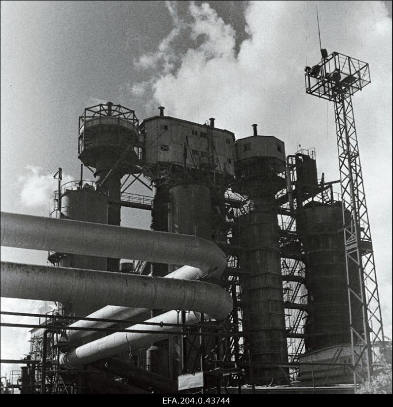 V.I. Lenini nimelise Põlevkivitöötlemise Kombinaadi rekonstrueeritud keemiatsehh. Vasakul uus gaasipuhastusseadeldis.