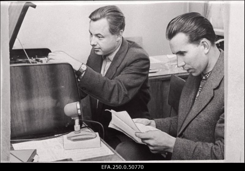 Ahtme Elektri- ja Soojusjaama elektrilaboratooriumi juhataja M. Kose (vasakul) ja vanemvalveinsener H. Talvoja, mitme lühifilmi autorid, esimese poolaasta võistluse kokkuvõtteid magnetofonilindile jäädvustamas.