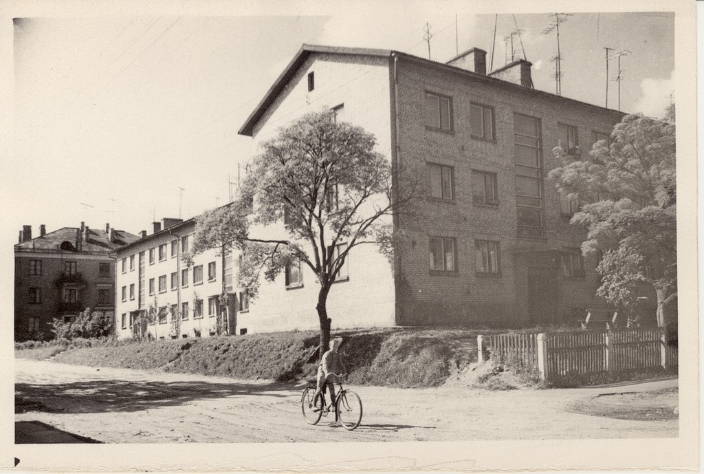 Raudteelaste elamud Punaarmee ja Pargi tänava nurgal