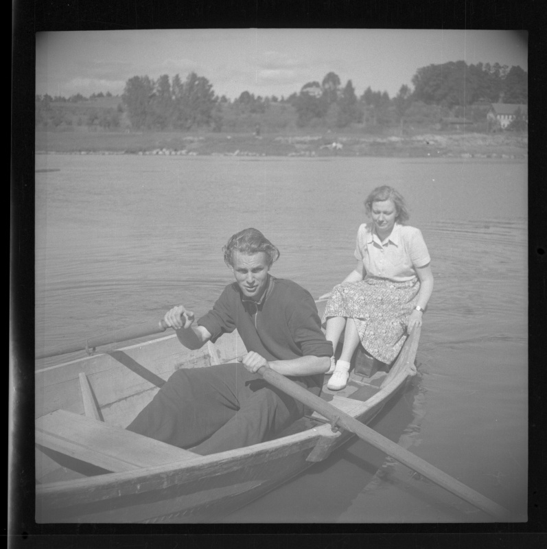 Mees ja naine aerupaadiga järvel