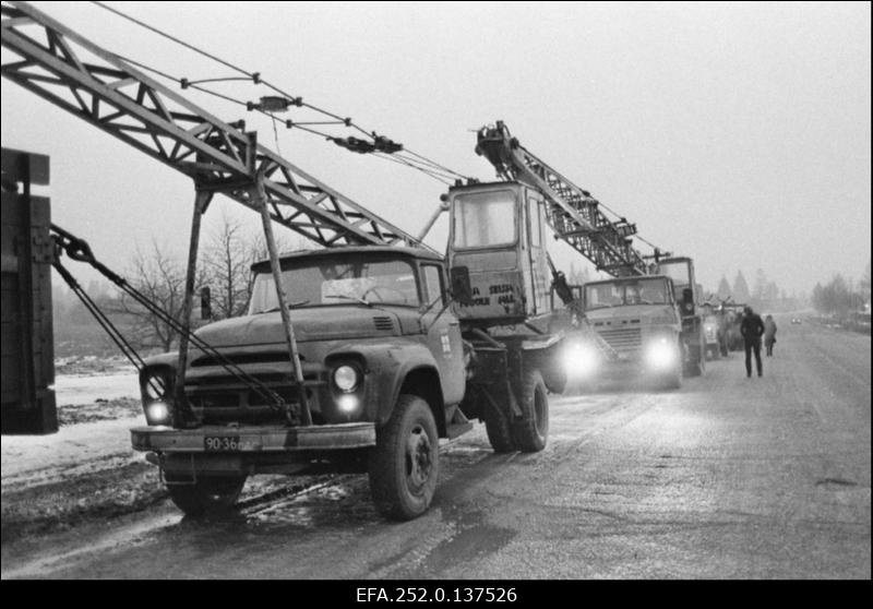 Tallinna Haljastustrusti autod Tartu maanteel