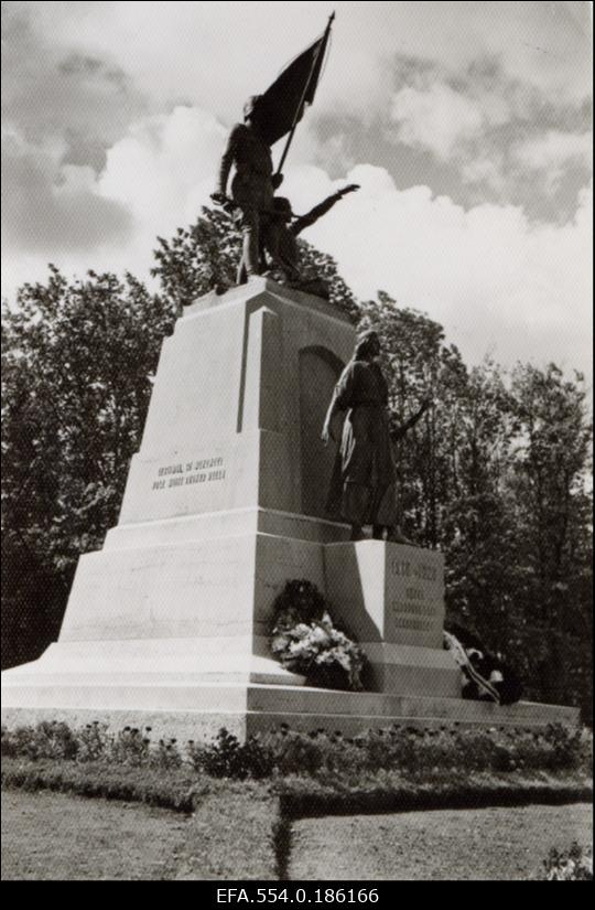 Vabadussõjas langenute monument Viljandis (autor A. Adamson).