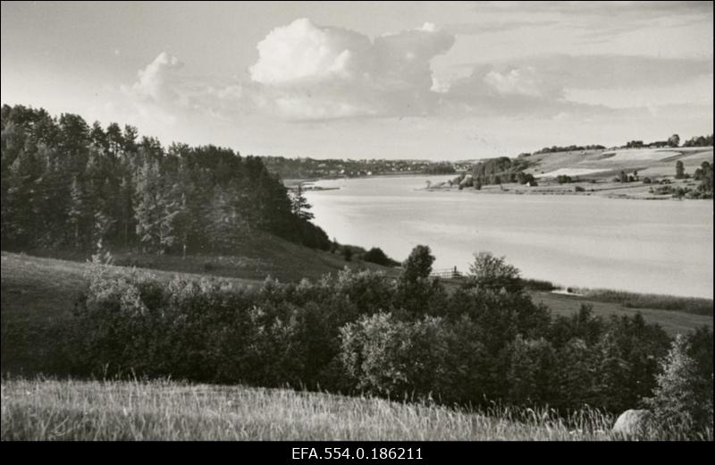 Vaade Viljandi järvele, vasakul Männimägi.