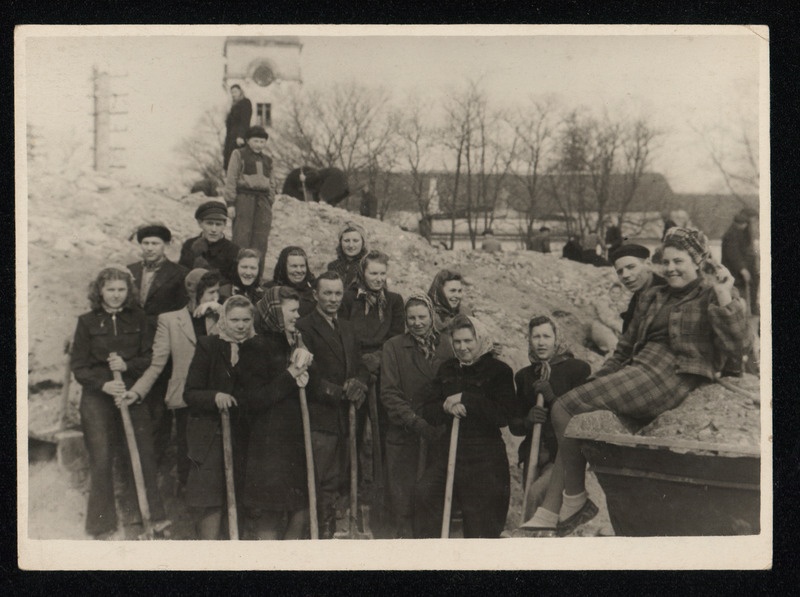 Sõjajärgne varemete koristamine Kuressaares Tallinna tänaval. Tagaplaanil Laurentiuse kiriku torn. 1946.a.