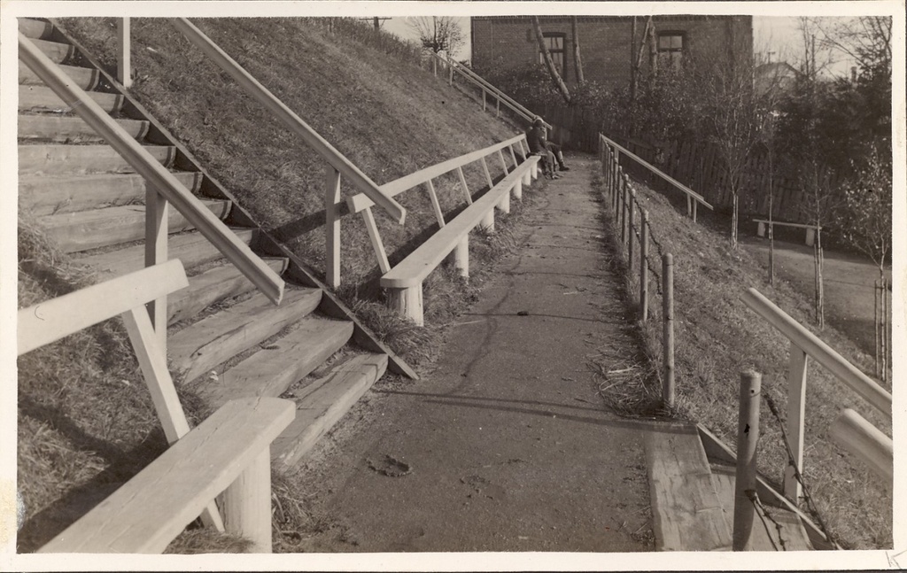 Haljasala Võru tänava raudtee ülesõidu juures