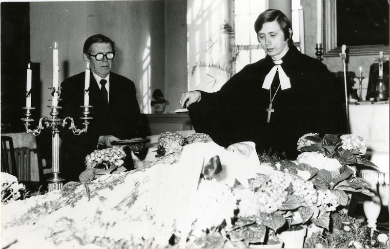 Pastor Joel Luhamets matusetalitust läbi viimas.