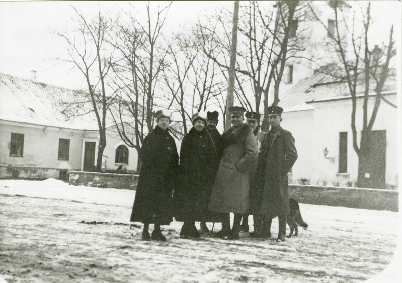 Elisabeth ja Irene von Poll grupi gümnasistidega Kuressaare Laurentiuse kiriku juures. 1918.a.