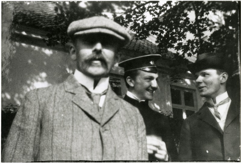 Odert von Poll, Peer von Güldenstubbe ja H. von Wetter-Rosenthal Meedla mõisa härrastemaja juures
