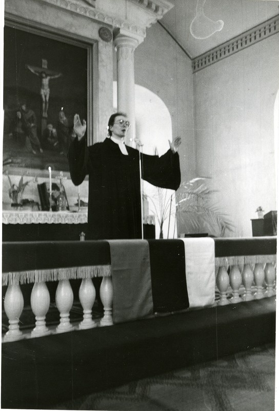 Kuressaare Laurentiuse kirik: pastor Jaan Tammsalu jumalateenistusel kogudust õnnistamas. 24.02.1990.a.