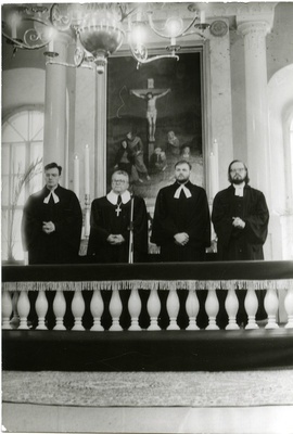 Kuressaare Laurentiuse kirik: Eesti Vabariigi 70. aastapäeva jumalateenistus. 24.02.1990.a.  similar photo