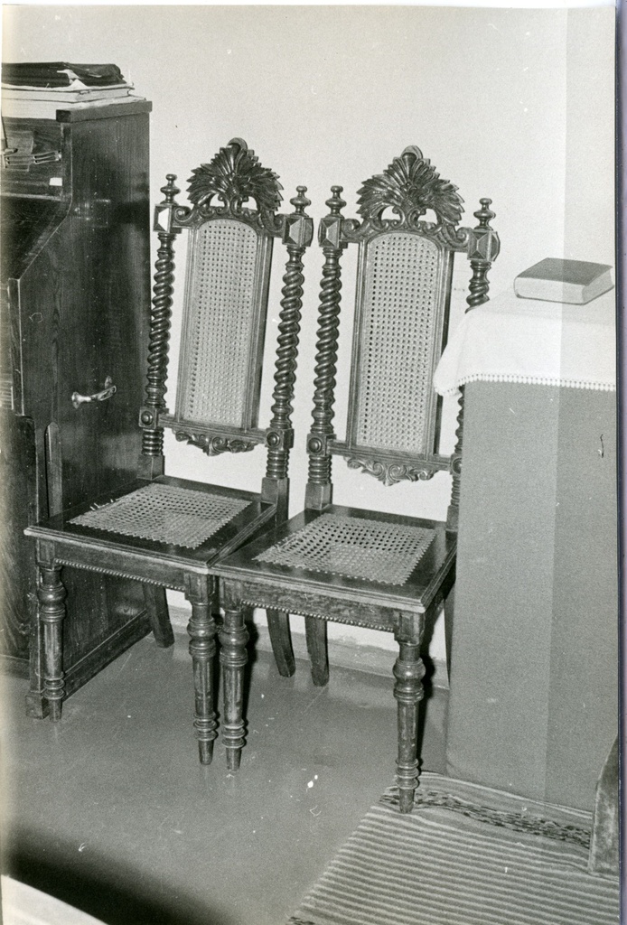 Kuressaare Laurentiuse kirik, kaks tooli