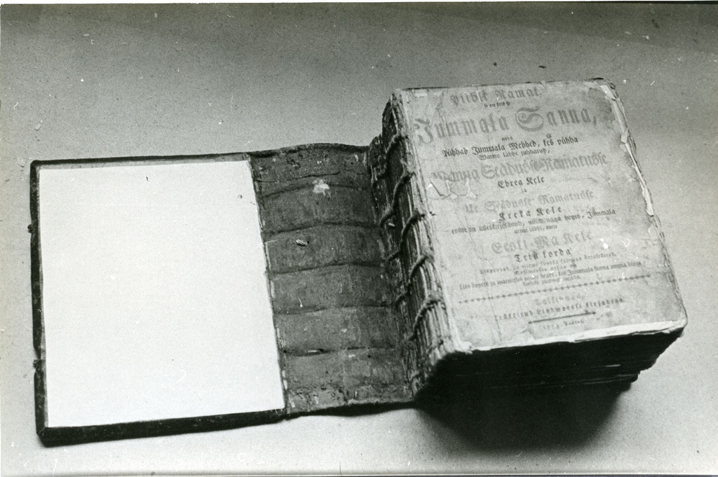 Kuressaare Laurentiuse kirik, piibel