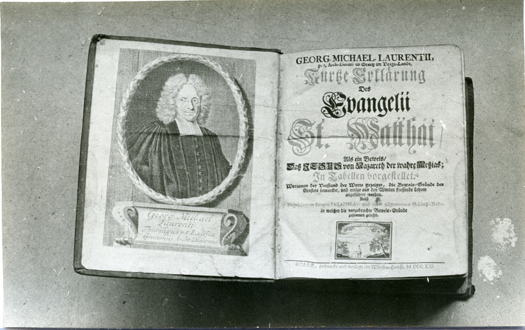 Kuressaare Laurentiuse kirik, Matteuse evangeelium, tiitelleht ja frontispiss, saksakeelne