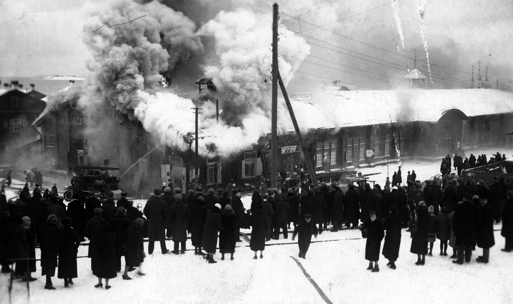 Cople's folk house burns