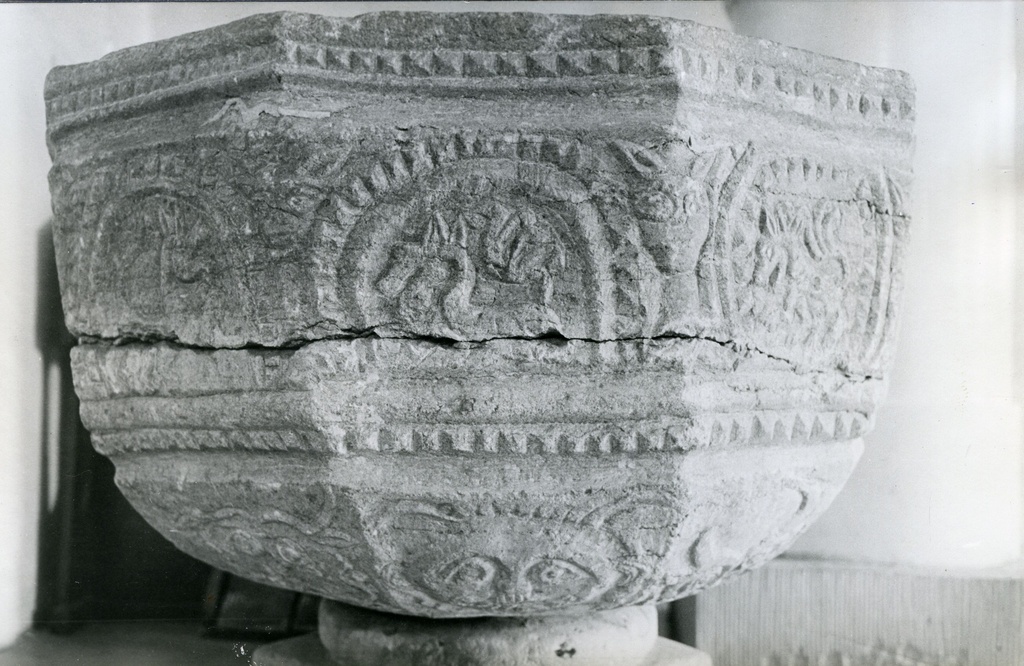 Kuressaare Laurentiuse kirik, ristimiskivi