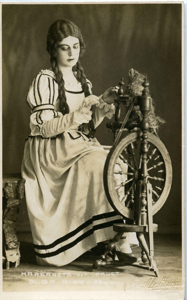 Olga Mikk-Krull Margarete osatäitjana ooperis Faust