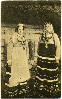 Jämaja rahvariides naised  duplicate photo
