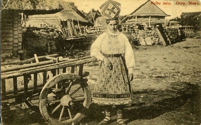 Muhu rahvariides neiu  duplicate photo
