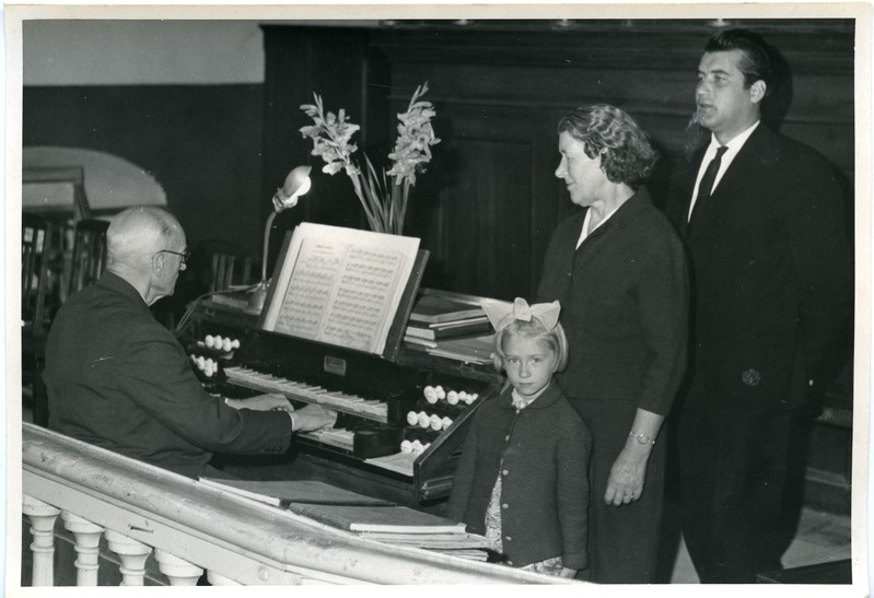 Joosep, Maria, Jüri ja Tiina Aavik Kuressaare Laurentiuse kiriku oreli juures, 1967. a.