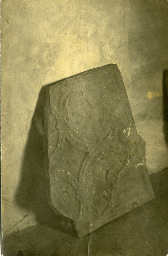 Saaremaa Muuseumi eksponaat: trapetsiaalse hauaplaadi ülemine osa