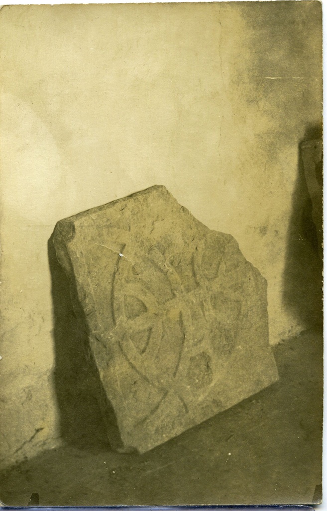 Saaremaa Muuseumi eksponaat: trapetsiaalse hauakivi alumine osa