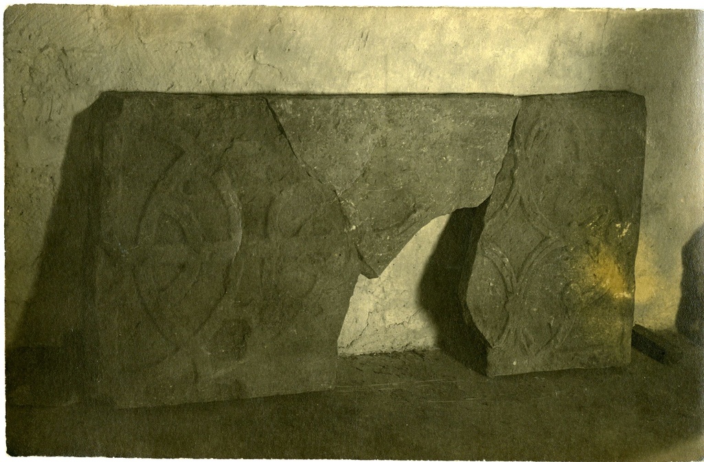 Saaremaa Muuseumi eksponaat: trapetsiaalne hauaplaat