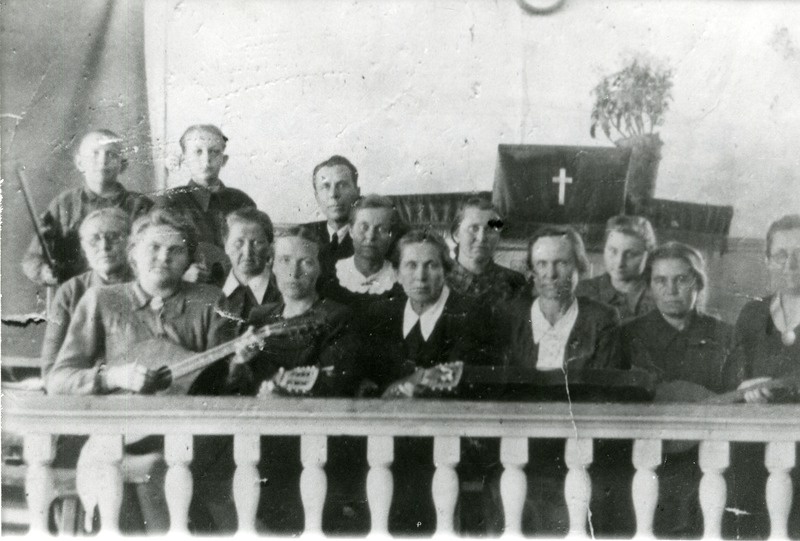 Mait Merivald (taga vas. 1) ja Evald Aavik (tema kõrval) 1949.a. Kuressaare Laurentiuse kiriku orkestris.