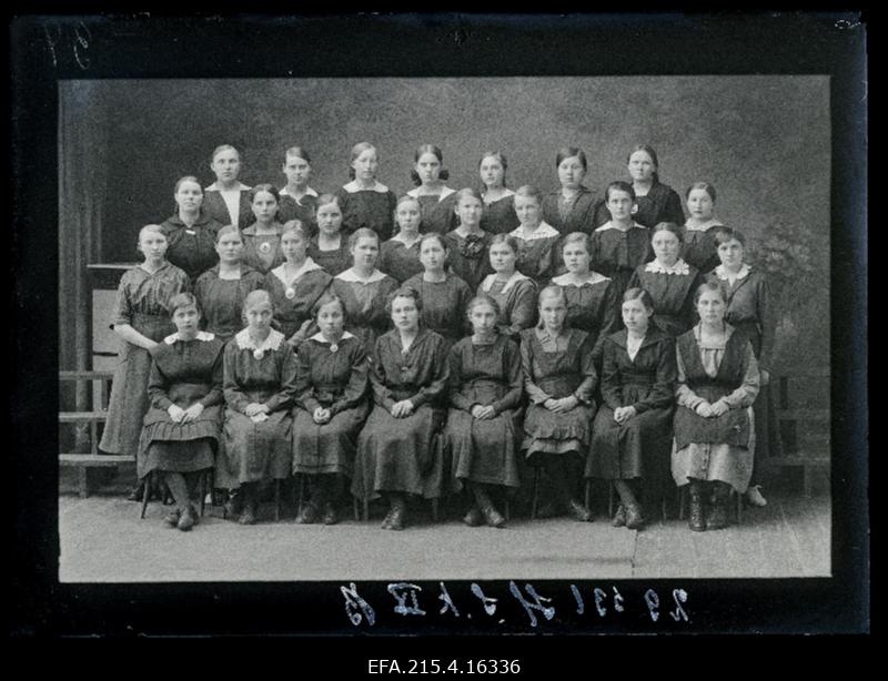 Viljandi Eesti Haridusseltsi Tütarlaste Gümnaasiumi IV b klass.