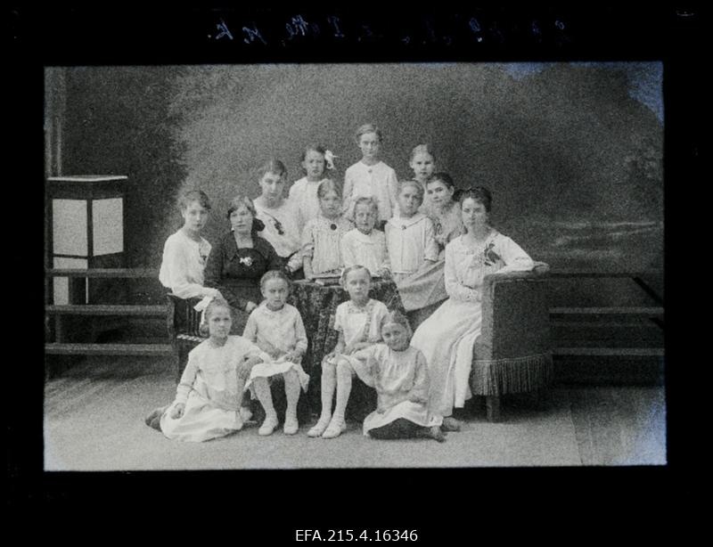 Viljandi Eesti Haridusseltsi Tütarlaste Gümnaasiumi (Progümnaasiumi) I ettevalmistusklass.