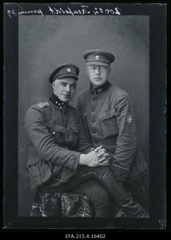 Kaks sõjaväelast, (foto tellija Treufeldt).