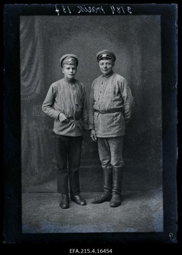 Kaks sõjaväelast, (foto tellija Varik).