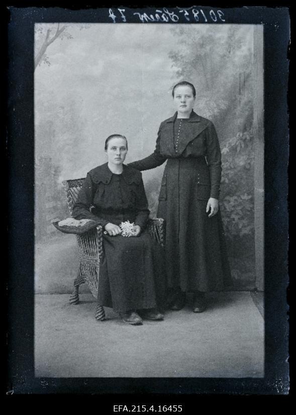 Kaks naist, (foto tellija Särev Nuiast, Pilgu talust).