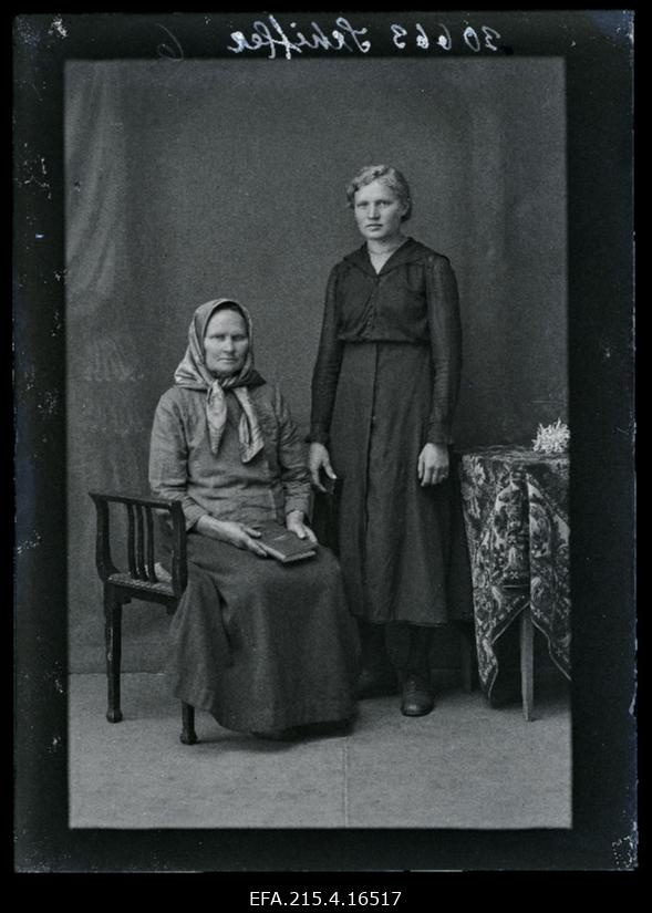 Vanaproua [tütrega], (foto tellija Schiffer [Siffer]).