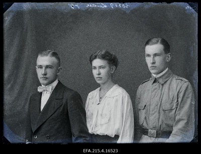 Grupp inimesi, (foto tellija Lüder).  similar photo