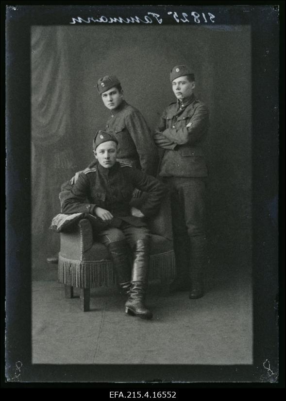 Grupp sõjaväelasi [õppursõdureid], istub Tammann.