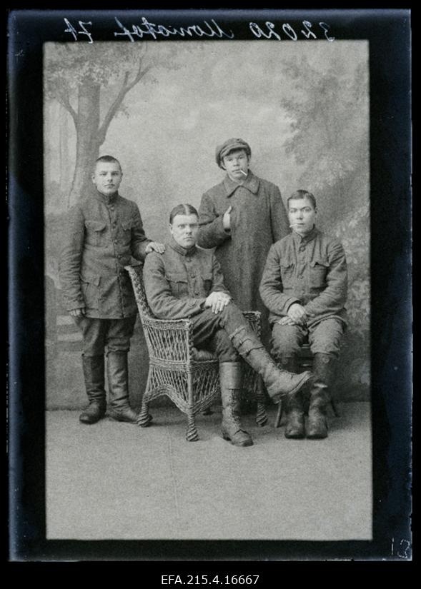 Grupp mehi, (foto tellija Momotov).