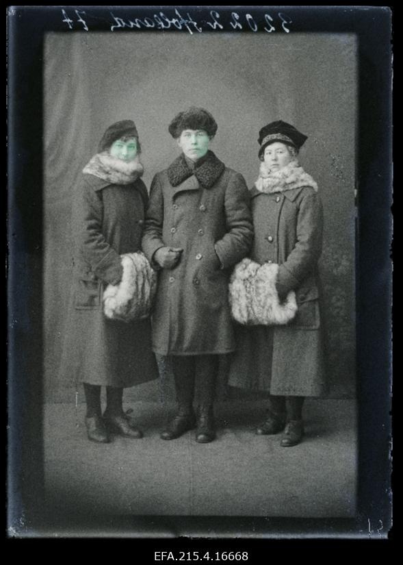 Mees kahe naisega, (foto tellija Holland).