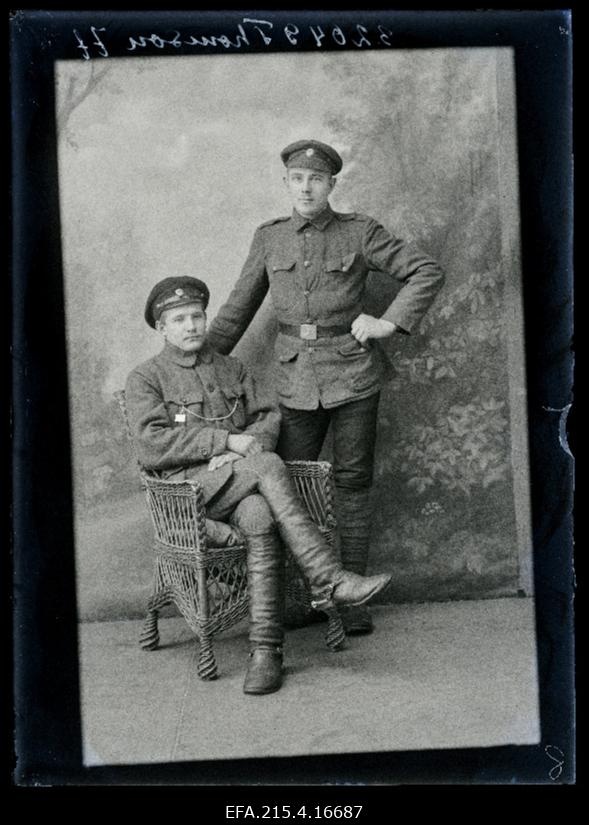 Kaks sõjaväelast, (foto tellija Thomson).