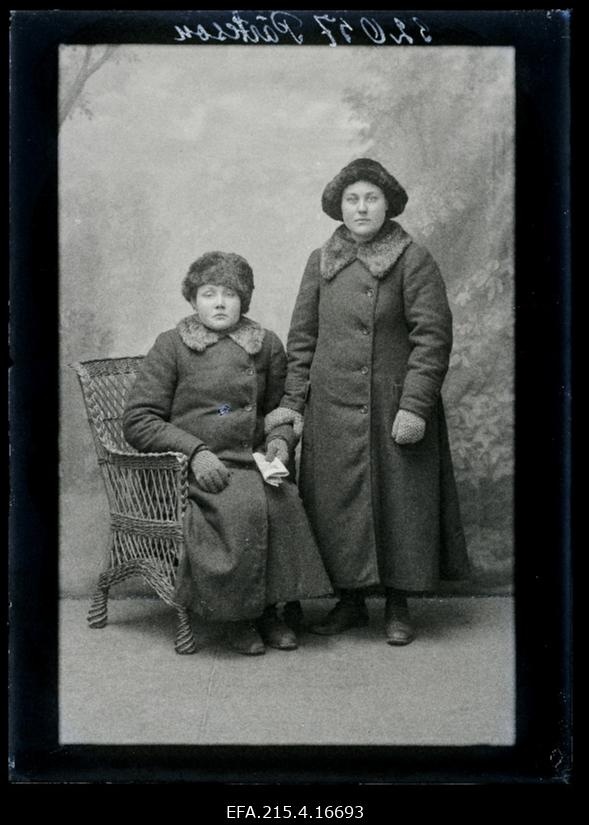 Kaks naist, (foto tellija Pärteson [Pärtenson]).