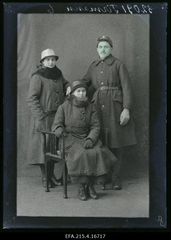 Sõjaväelane kahe naisega, (foto tellija Tirmann).