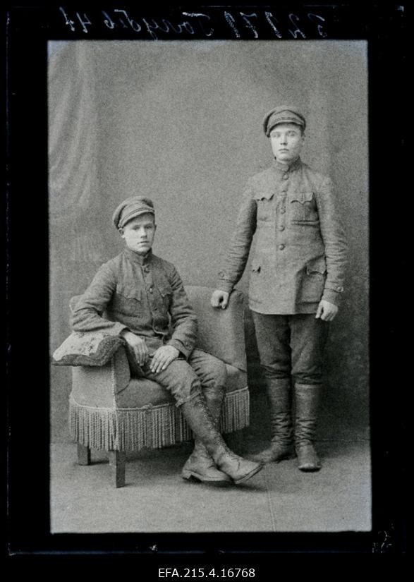 Kaks noormeest, (foto tellija Golubev).