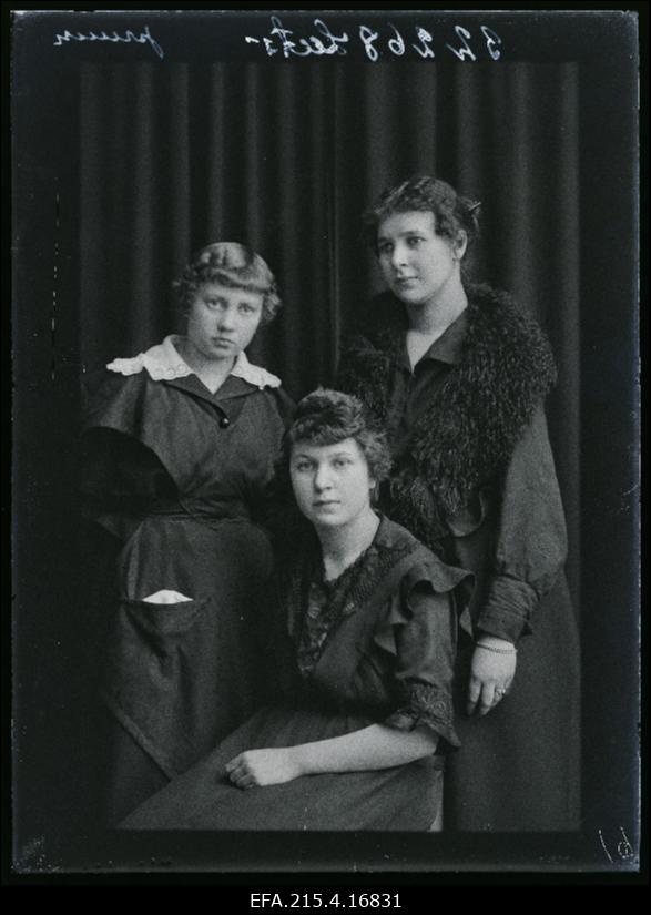 Grupp naisi, (foto tellija Leets).