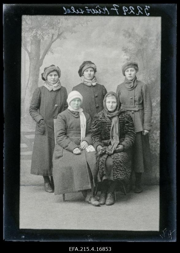Grupp naisi, (foto tellija Kivisild).