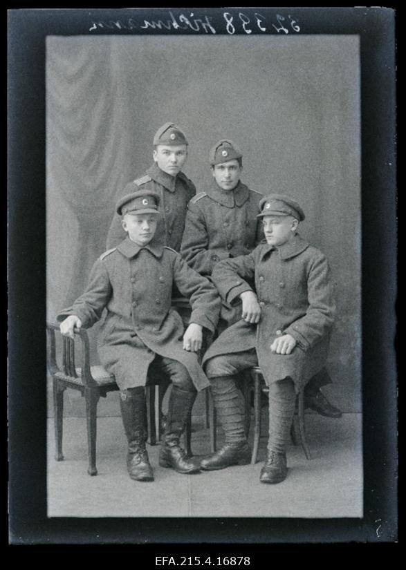Grupp sõjaväelasi [noorsõdureid], (foto tellija Vihmann).