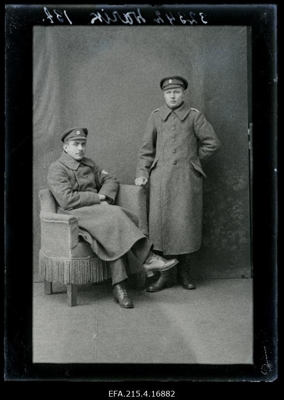 Kaks sõjaväelast, (foto tellija Varik).
