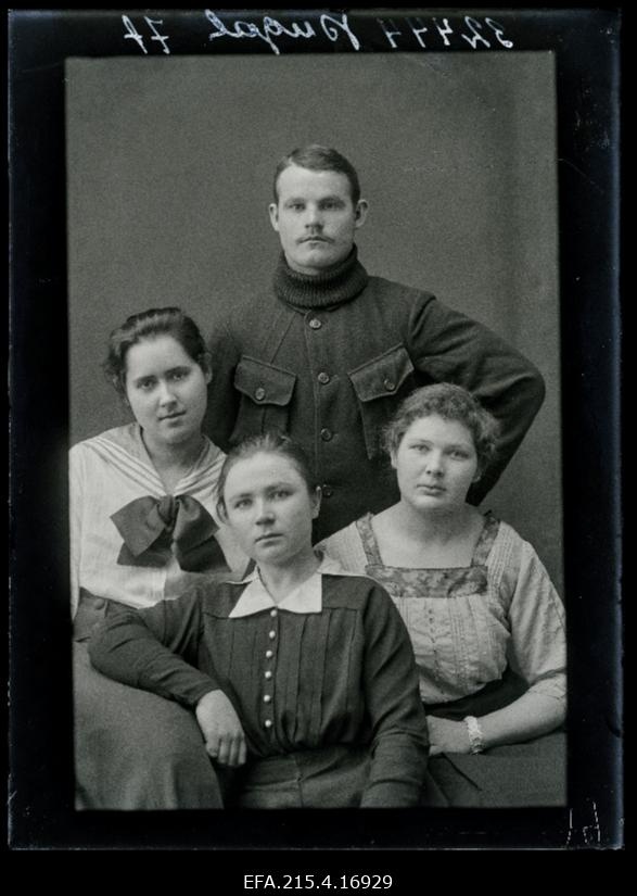 Grupp inimesi, (foto tellija Pugal).